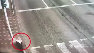 נער בן 16 גנב מכונית צבאית ונקלע לתאונה במהלך מתקפת רקטה על קייב, כך מסרה המשטרה. הבעלים של ה-VAZ השאיר את…