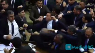ישיבה של הפרלמנט הארמני הפכה למאבק בין צירים. הפגישה הפרלמנטרית התדרדרה לקטטה המונית בין סגני מפלגת השלטון…