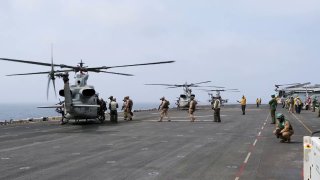 🇺🇸〰️💻 Centcom: היום, כוחות אמריקאים עצרו ובדקו מכלית נפט בשם M/T Charminar, ששטה תחת דגל קומורו, בים הערבי.