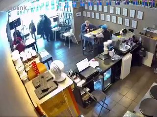 צפו: תיירים ישראלים נכנסו לבית קפה בבעלות פלסטינית בקפלאוויק, איסלנד, איימו על הצוות, ותלשו מהחומה מפה ממוס…