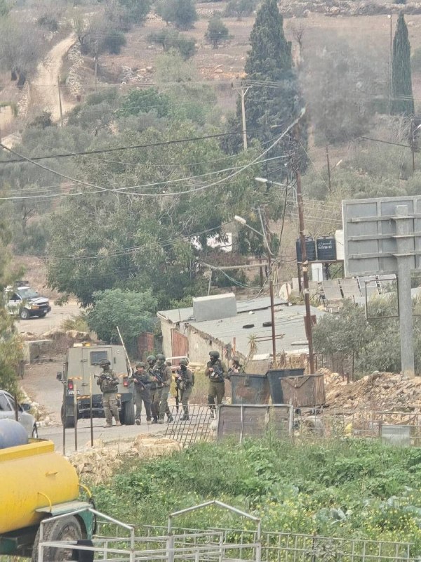 תמונה חדשה של כוחות ישראל המתמשכים מסתערים על העיירה סינג'יל, מצפון לרמאללה.