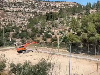 הכיבוש מתחיל להרוס את האצטדיון של בית הספר התיכון לבנים בתיר, ממערב לבית לחם