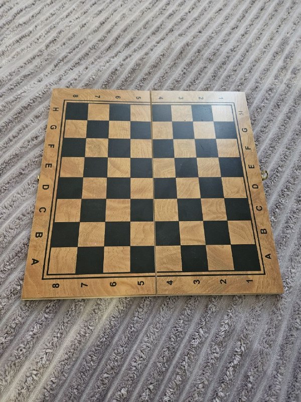 Продам: шахматная доска, есть шашки и нарды. Фигуры пластмассовые. Размер 34×34 см. — фото 1