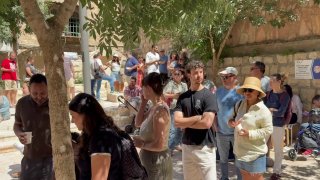 שבוע לאחר תקיפת חרדים: ירושלמים עומדים בתור לתמיכה בבית הקפה הפתוח בשבת