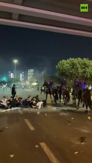 יהודים חרדים נותרו עקובים מדם כאשר שוטרים ישראלים משחררים מכות שרביט כדי לפזר הפגנות.