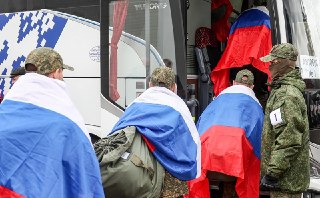 160 на 160: Россия и Украина обменялись пленнымиРоссия и Украина 26 июня провели новый обмен пленными, сообщает Минобороны РФ. Стороны вернули друг другу по 160 военных. Российских военных вывезли на территорию Беларуси. Посредником при обмене традиционно 