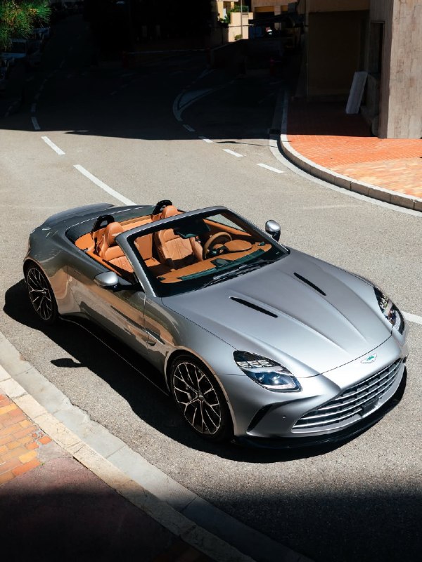 Aston Martin Vantage Roadster, кузов окрашен в цвет Q Spirit Silver, обивка салона выполнена из кожи