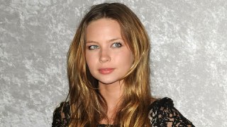 Скончалась американская актриса Дэйви Чейз, сообщает TMZ со ссылкой на ее бойфренда.Недавно, по его словам, у Чейз диагностировали менингит и заражение крови. Актрисе было 35 лет.Чейз известна по роли главного антагониста в хорроре «Звонок», также она озву