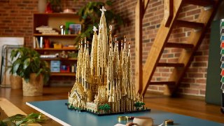 LEGO представила свой самый большой набор — храм Святого Семейства из 12 060 деталейВысота готовой миниатюрной постройки составляет 62 см. Покупатели смогут воссоздать не только внешний вид, но и интерьер храма.Выходит 1 ноября — новинку приурочили к 100-л