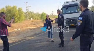 Zionist settlers prevent aid trucks from entering the Gaza Strip from the Kerem Shalom crossing.
