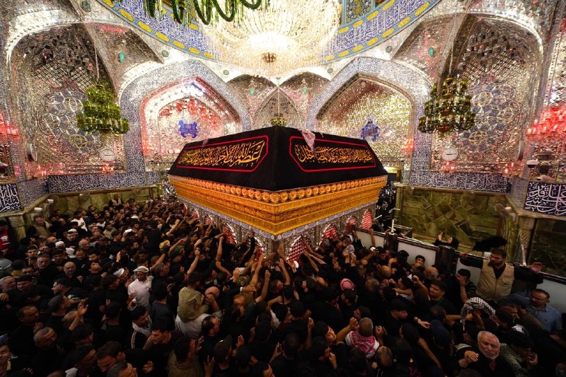 המוני אבלים מנציחים את מותו של הנביא הנבחר (שה' יברך אותו ואת משפחתו) בהיכל מפקד המאמינים (עליו השלום) בנג'ף.