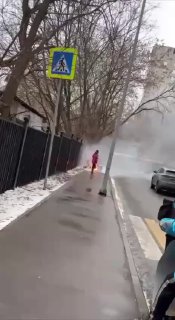 У московского курьера посреди дороги взорвался электровелосипед.https://sochiaut
