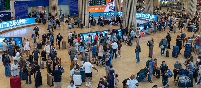 דגל ענק הונף בנמל התעופה בן גוריון, כהערכה לישראלים שהגיעו מחו"ל להצביע בבחירות.