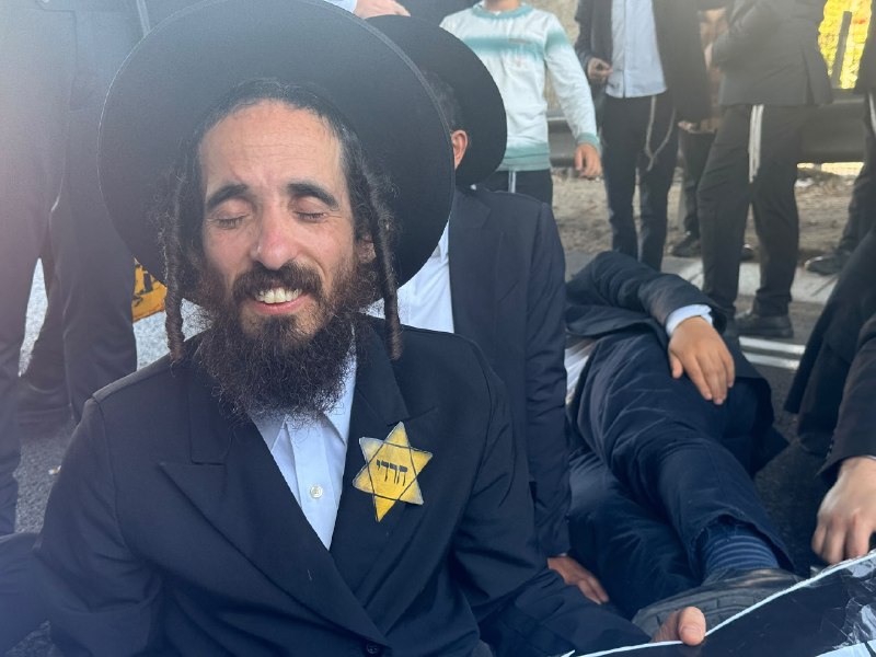 תיעוד מההפגנה: חרדים עם טלאי צהוב חוסמים את כביש 4, עומסי תנועה כבדים באיזור