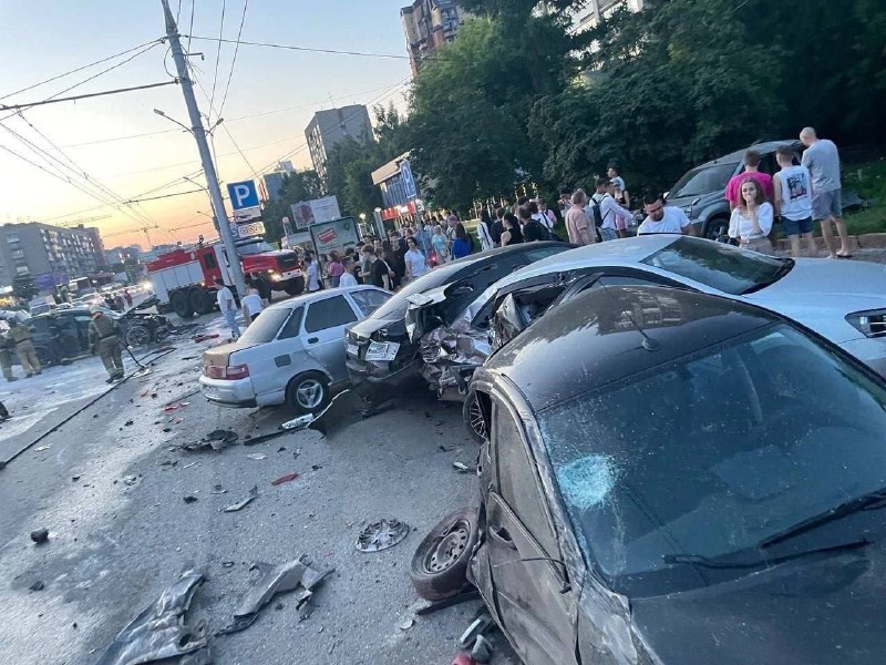 В Новосибирске бэха на высокой скорости эпично протаранила сразу несколько тачек. 2