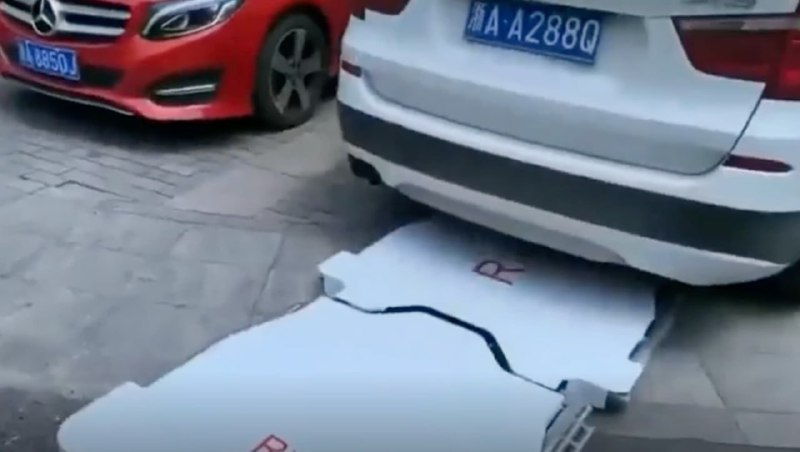 В Китае появился робот-эвакуатор, который сам находит нарушителей и перетаскивает их машины, просто  4