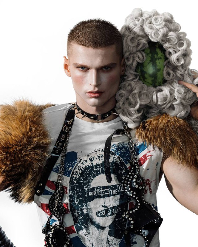 Съемка «панк 18 века» или «Антуанетта в конверсах», не сложно догадаться по теме, что мы выбрали работу с париками. Долго думала и в итоге решила — пора делиться знаниями о париках с другими мастерами. Мы фантазируем на тему, что было под париками, если бы дворяне были панками.Мода на парики началась с Людовика XIV, который носил их из-за облысения, а придворные были обязаны следовать примеру правителя. Парики служили для скрытия алопеции и борьбы со вшами.  Благодаря практичности и эстетике, мода на парики распространилась по Европе,а в Россию её привёз ПётрI. В XVIII веке парики сочетали практические и декоративные функции, а их качество и сложность становились показателем социального статуса.Экстравагантные прически — важный элемент панк-культуры: объем, яркие цвета и неухоженность отражают индивидуальность и протест против потребительства.В отличие от XVIII века, где парики символизировали аккуратность и статус, панк-волосы воплощают небрежность и бунт. Общими чертами остаются сложность исполнения и объем. Это пересечение стилей наглядно проявилось в показах Вивьен Вествуд, где рококо сочеталось с гранжем.Съемка «панк 18 века» или «Антуанетта в конверсах», не сложно догадаться по теме, что мы выбрали работу с париками. Долго думала и в итоге решила — пора делиться знаниями о париках с другими мастерами. Мы фантазируем на тему, что было под париками, если бы дворяне были панками.Мода на парики началась с Людовика XIV, который носил их из-за облысения, а придворные были обязаны следовать примеру правителя. Парики служили для скрытия алопеции и борьбы со вшами.  Благодаря практичности и эстетике, мода на парики распространилась по Европе,а в Россию её привёз ПётрI. В XVIII веке парики сочетали практические и декоративные функции, а их качество и сложность становились показателем социального статуса.Экстравагантные прически — важный элемент панк-культуры: объем, яркие цвета и неухоженность отражают индивидуальность и протест против потребительства.В отличие от XVIII века, где парики символизировали аккуратность и статус, панк-волосы воплощают небрежность и бунт. Общими чертами остаются сложность исполнения и объем. Это пересечение стилей наглядно проявилось в показах Вивьен Вествуд, где рококо сочеталось с гранжем.