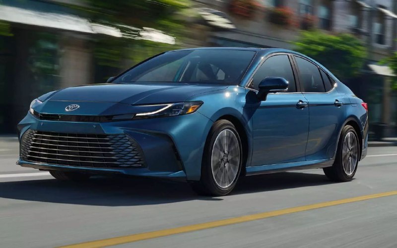 Toyota официально представила новое поколение Camry. Кузов сохранил прежнюю силовую структуру, а шас