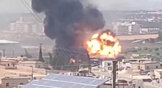 📹רגע בו התפוצץ מחסן תחמושת על הכביש המהיר בסרמדה באזור הכפרי הצפוני של אידליב, סוריה