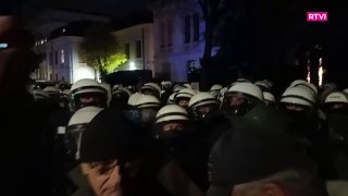 המשטרה התגברה בבית הדין החוקתי בוורשה על רקע הפגנות לטענת המשטרה, כוחות נוספים נשלחו לאחר שהושלכו כיסאות וב…