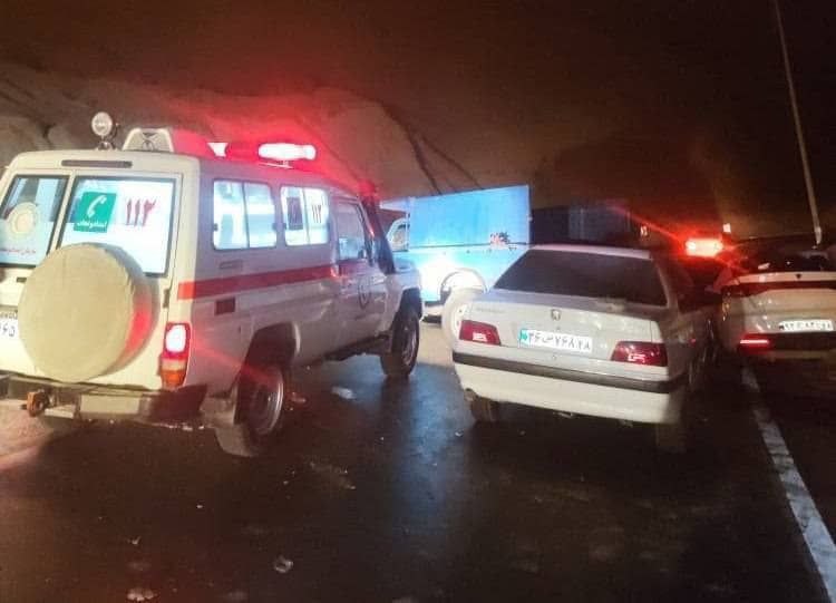 کانال خبری عسلویه آنلاین: 🚨 برخورد رخ به رخ سه خودرو سواری➖سرپرست هلال‌احمر شهرستان دشتستان:🔹در ساعت ۲۳:۳۵ شنبه ۱۴ شهریور ماه ۱۴۰۵، طی گزارشی مبنی