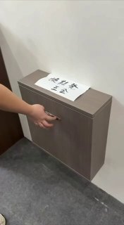 Практичное решение для узкой прихожей компактный откидной пуф, скрытый в настенной консоли. Дизайн и ремонт Please open Telegram to view this post ... - изображение 1 - telegram, view, практичное