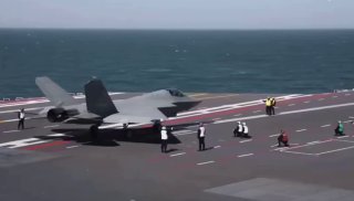 👨💻 טיסת מטוס הקרב המתקדמת של סין J-35 בעזרת מערכת השיגור האלקטרומגנטית של נושאת המטוסים
