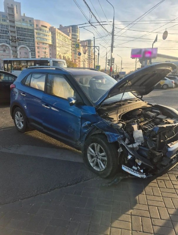 В Воронеже в ДТП на улице Брусилова пострадали три человека