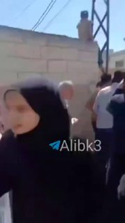 הריסת בתים של משפחות שיעיות בכפר אל-מזרע בחומס, סוריה.