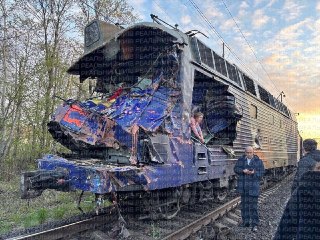 Поезд столкнулся с автокраном во Львовской области, сообщили в «Укрзализныце». По данным компании, водитель автокрана выехал на железнодорожный переезд на запрещающий сигнал. В результате аварии машинист поезда погиб на месте, его помощник получил тяжелые 