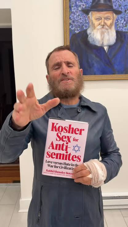 הרב שמולי, שחנות המין שלו נפגעה במהלך המתקפה של איראן במלחמת 40 הימים: הוא כתב ספר על אנטישמיות במין, והוא…