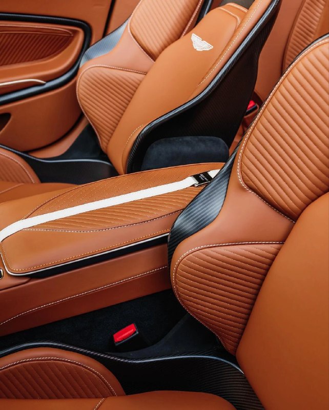 Aston Martin DBS 770 Ultimate Volante. 1 из 199. 7