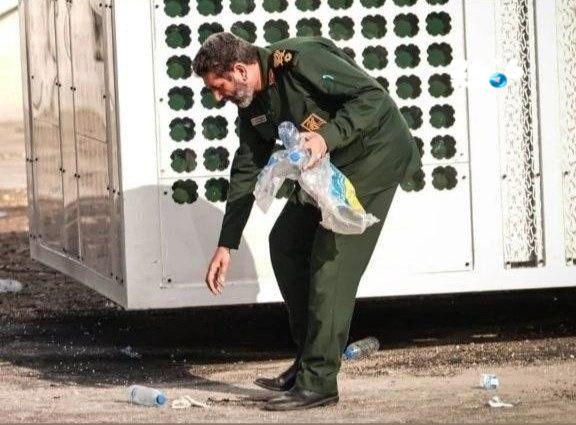 🇮🇱 ערוץ אל-מנאר של חיזבאללה מפרסם תמונה של מפקד משמרות המהפכה בטהראן, חסן חסנזאדה, מנקה את הרצפה לאחר טקס…