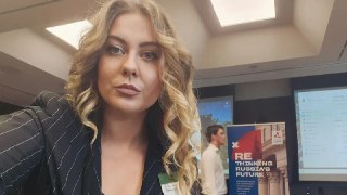 Россиянка Номма Зарубина подтвердила, что работала на ФСБ. Ранее она встречалась с сотрудниками ФБК и участвовала в «постколониальных» форумах  Как сообщается на сайте Минюста США, Зарубина признала, что в 2020 году согласилась помогать спецслужбам РФ с ус