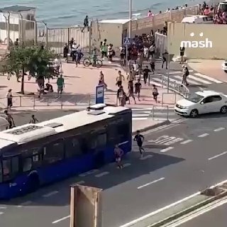 Самые счастливые ребята дня — мигранты из Марокко, решившие обосноваться в испанском анклаве Сеута в Северной Африке. Около 2 тыс. человек переплыли море и прорвали границу. Официальный Мадрид меж тем считает, что это вавилонское столпотворение не причина 