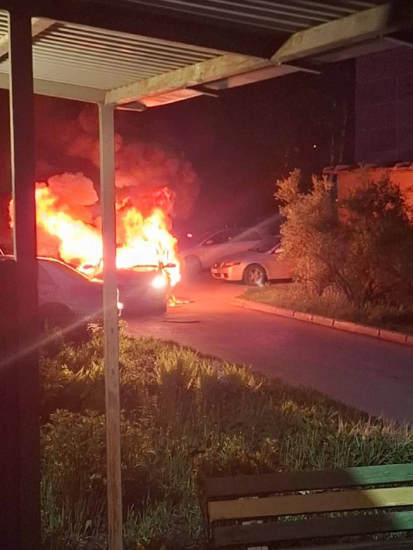 Легковушка взорвалась во дворе многоэтажки в Новосибирске