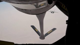 🇺🇸 סרטון מבצע מטוס קרב F-22 עם מתדלקים אמריקאים
