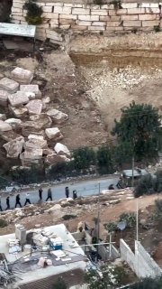 סצנות נוספות: התעללות המונית בקבוצת פלסטינים על ידי צה"ל בשכונת "עין דיר בהא" בעיר חברון.