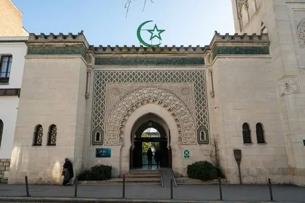 SHIAWAVES اخبار شیعه: تصویب استانداردهای جدید و اسلام ستیزانه در مدارس ایالت تگزاس؛ نگرانی جامعه اسلامی آمریکا از تحریف تاریخ و افزایش خشونت ع