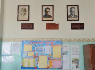 ИсчезновениеГонимая, пинком вышибаемая вон, как вышибали из барских хором рифмоплета Тредиаковского, сидящая в кутузке за некролог Гоголю, как сидел Тургенев, отправляемая по этапу, как отправляли Чернышевского и Шаламова, получавшая пулю в подвале, как по