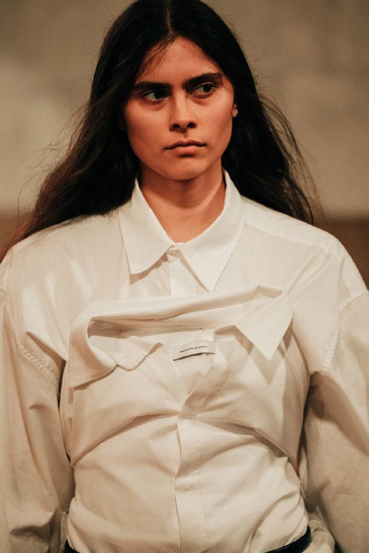 Ваша гостья Мария Туева 🌹Яндекс Маркет провел в Санкт-Петербурге показ сезона «осень-зима 2025/26» с актуальными коллекциями от локальных и зарубежных брендов.Мероприятие Fashion Show прошло в Российской национальной библиотеке — и впервые в Северной столице.Всего в показе были представлены 100 образов из коллекций 60 брендов. Среди них как молодые локальные марки, так и крупные бренды, родом из Петербурга. Также на подиуме появились образы из Ultima Яндекс Маркета и коллекции популярных зарубежных брендов. За все образы отвечали стилисты Никита и Илья Хованские (номинанты рейтинга Forbes «30 до 30» 2025 года, в категории «Мода и дизайн»), а продюсером показа выступил Артем Кривда.P.S. По волосам — мы все еще в депрессии 🥀Ваша гостья Мария Туева 🌹Яндекс Маркет провел в Санкт-Петербурге показ сезона «осень-зима 2025/26» с актуальными коллекциями от локальных и зарубежных брендов.Мероприятие Fashion Show прошло в Российской национальной библиотеке — и впервые в Северной столице.Всего в показе были представлены 100 образов из коллекций 60 брендов. Среди них как молодые локальные марки, так и крупные бренды, родом из Петербурга. Также на подиуме появились образы из Ultima Яндекс Маркета и коллекции популярных зарубежных брендов. За все образы отвечали стилисты Никита и Илья Хованские (номинанты рейтинга Forbes «30 до 30» 2025 года, в категории «Мода и дизайн»), а продюсером показа выступил Артем Кривда.P.S. По волосам — мы все еще в депрессии 🥀