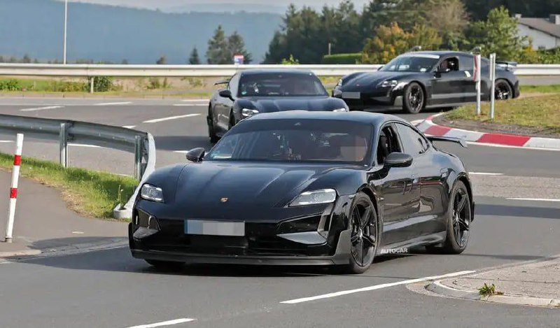 Новая топовая версия Porsche Taycan обогнала Tesla Model S Plaid на 18 секунд