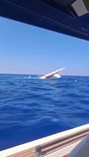 У берегов Северного Кипра затонул паром, на котором находились более 250 человек, сообщает местное издание Kibris Postasi.  По предварительным данным, капитан, находясь в нескольких километрах от берега, заметил, что судно набирает воду в носовой части и п
