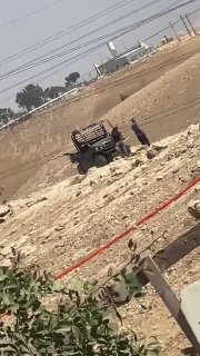 מתנחלים מספקים קו מים ליד בתים פלסטינים ומתקנים חקלאיים בקהילה הבדואית מהטוש, מזרחית לירושלים הכבושה.