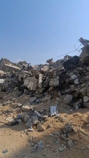 סצנה כואבת מטל אל-הווא, ממערב לעזה, בה נעדרו מאפייני השכונה ומגדליה שמייחדים אותה, בתוך זירות הרס.