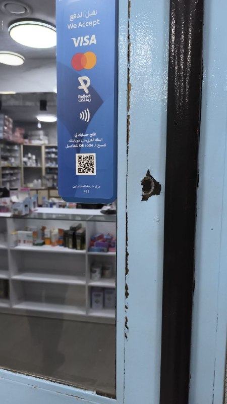 כוחות הכיבוש יורים פצצות גז לעבר בית מרקחת במהלך ההסתערות על היישוב דיר סמט ממערב לחברון