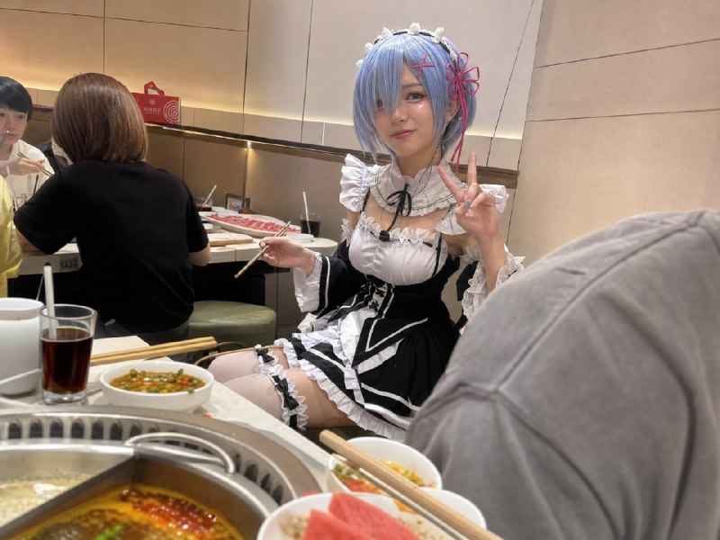 梦里啥都有的AI创意，昨天很多二次元群友的挽尊之作：带喜欢的Coser吃海底系列