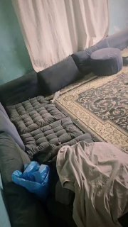 רגעי אימה שחוו מרווה אל-נדהארי ומשפחתה לאחר שפגז שירה המיליציה החות'ית חדר לקיר ביתם ב- והתמקם בתוך אחד החד…