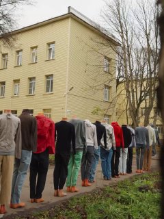 Вологодского депутата оштрафовали по статье о «незаконной организации массового мероприятия» — за акцию с манекенамиСуд в Вологде признал акцию местного депутата от «Новых людей» Александра Борисова «групповым пикетом». Об этом пишет «Медиазона». В прошлом