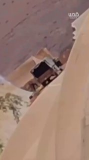 جندي إسرائيلي يقطع خطوط المياه عن مزارعي الأغوار